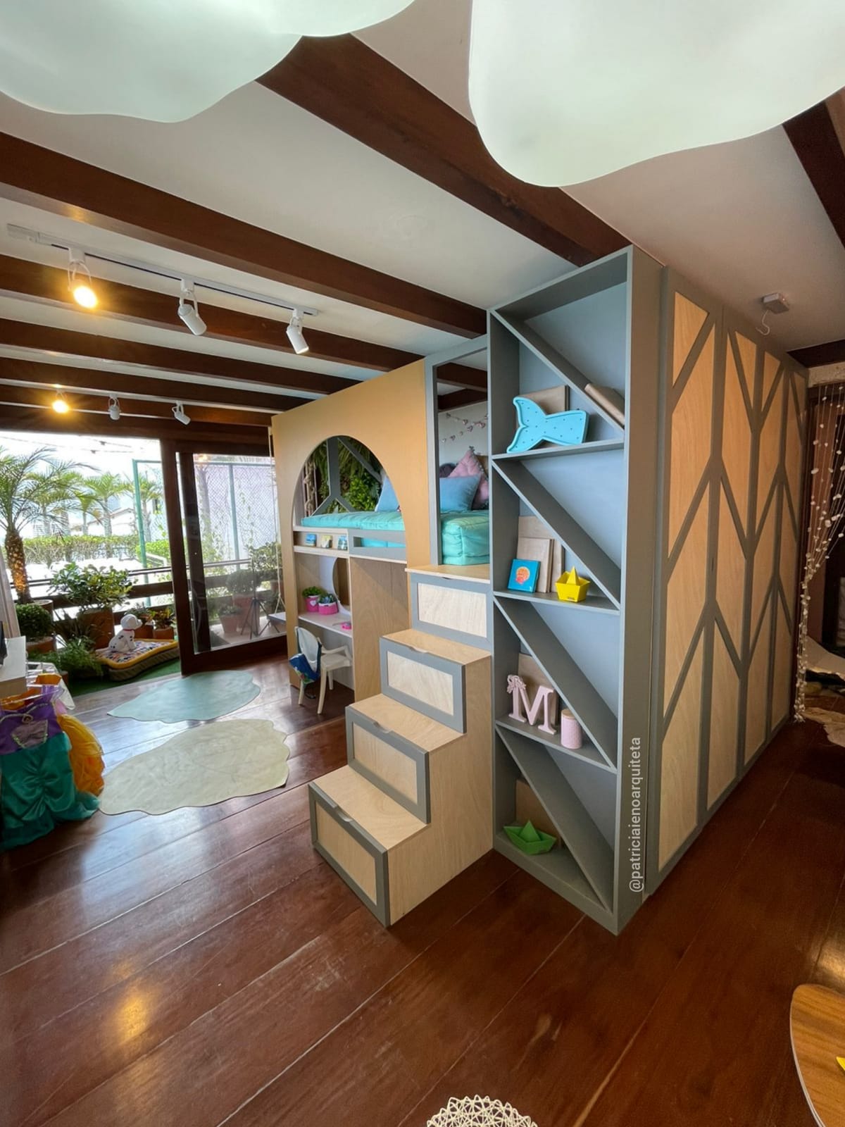 Quarto infantil planejado com cama alta, escada e estante